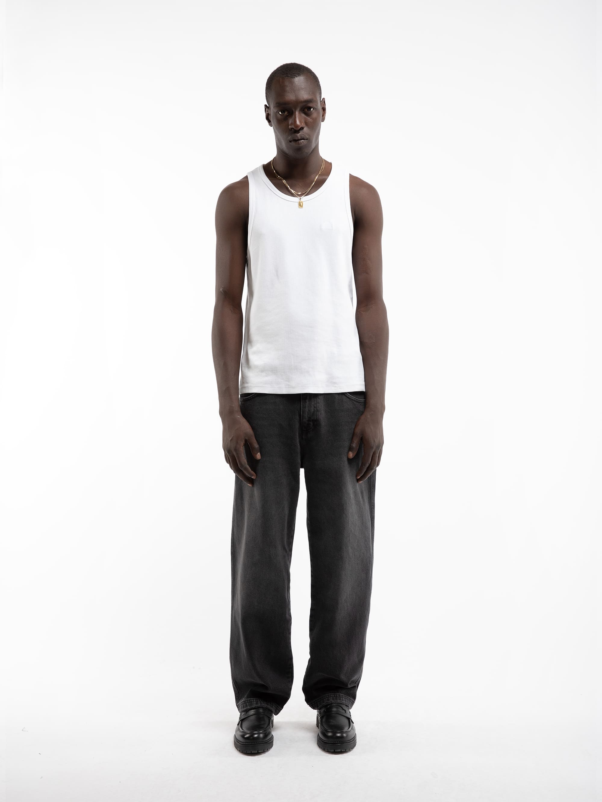 ESSENTIAL STRAIGHT FIT DENIM - WASHED BLACK