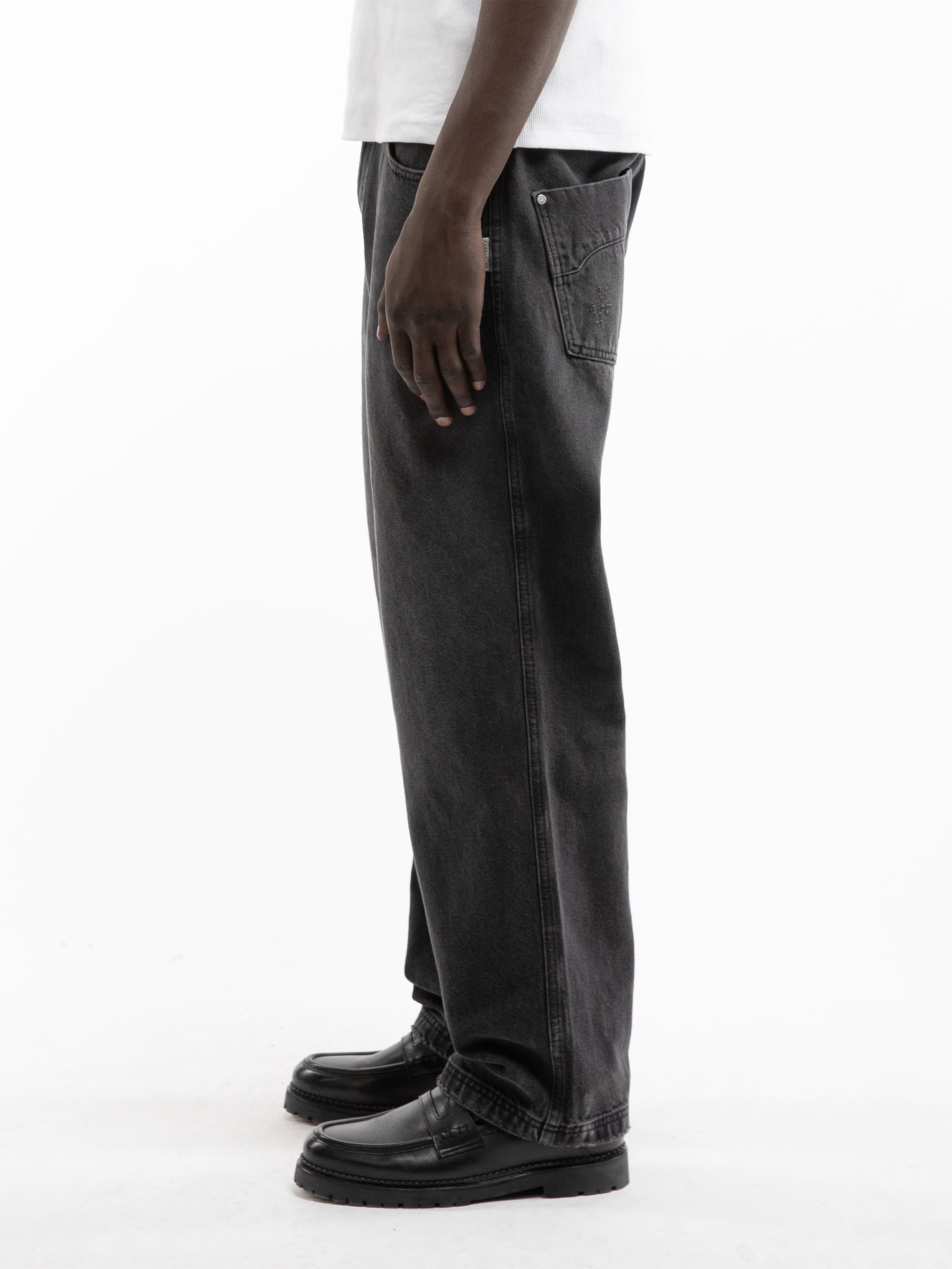 ESSENTIAL STRAIGHT FIT DENIM - WASHED BLACK