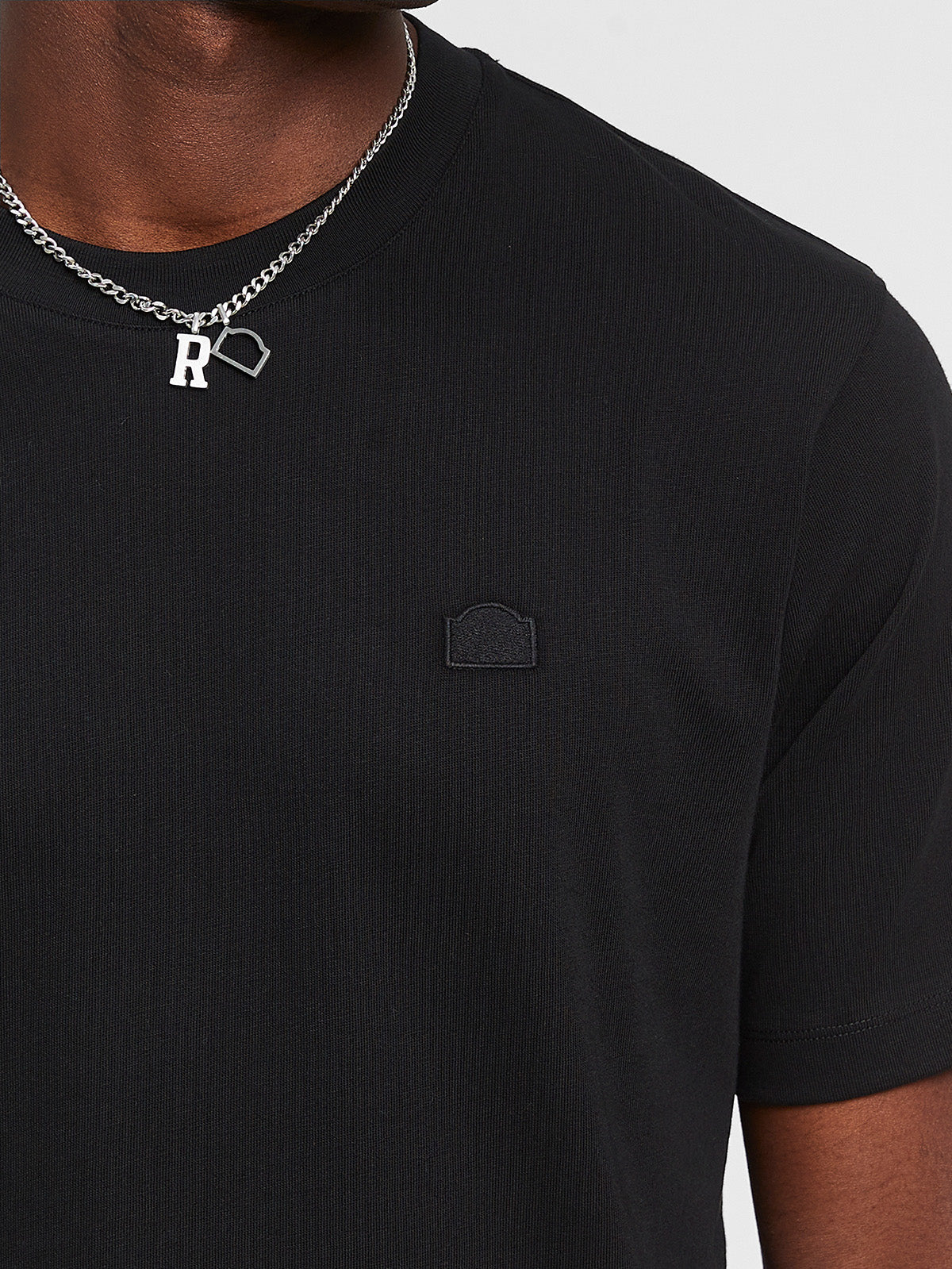 SIGNE FITTED T-SHIRT - BLACK