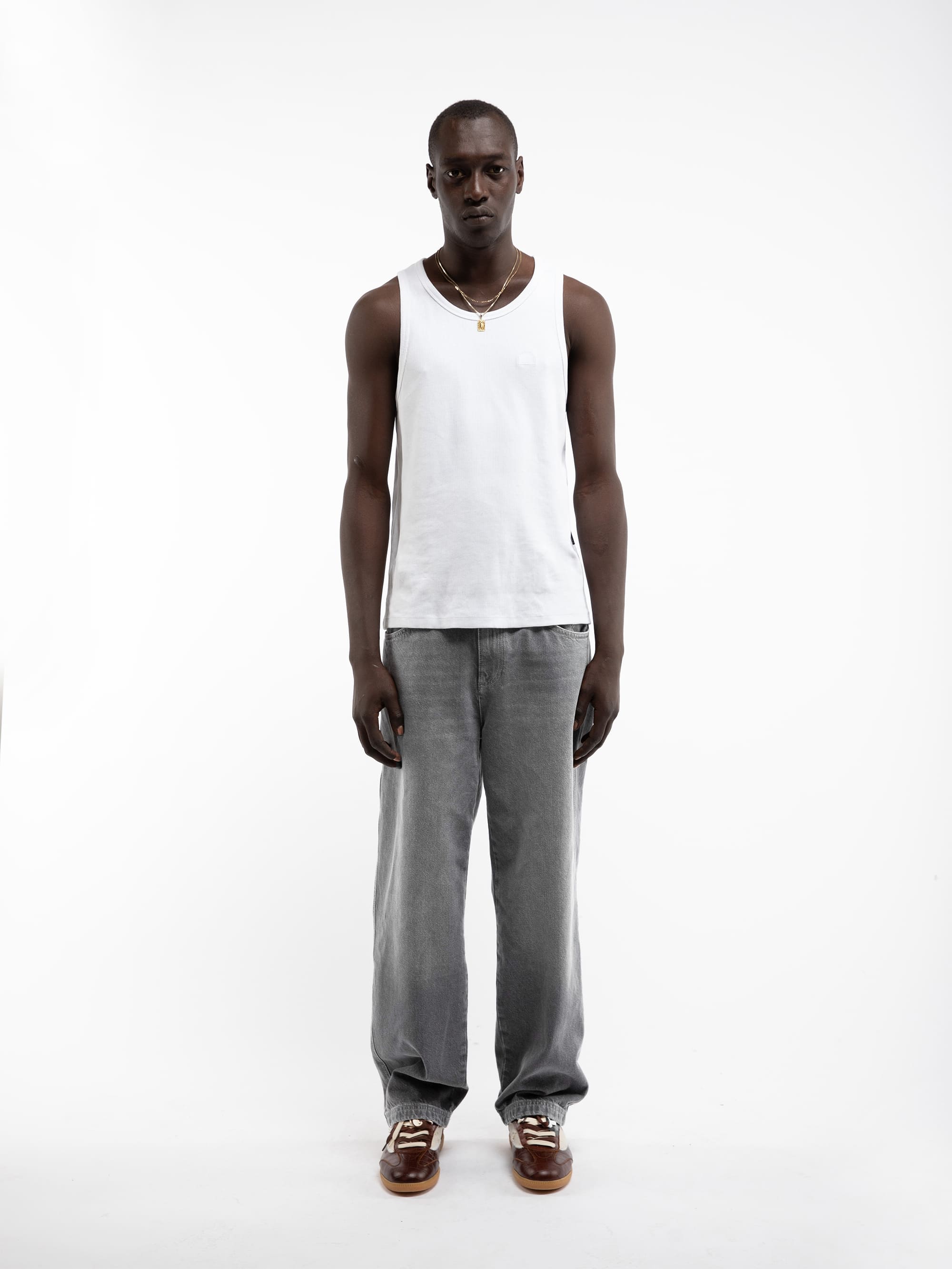 ESSENTIAL STRAIGHT FIT DENIM - WASHED GREY