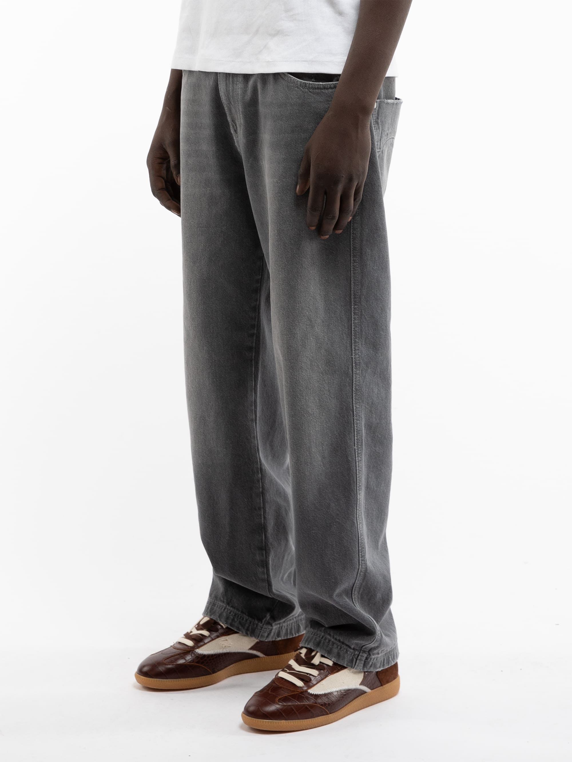 ESSENTIAL STRAIGHT FIT DENIM - WASHED GREY