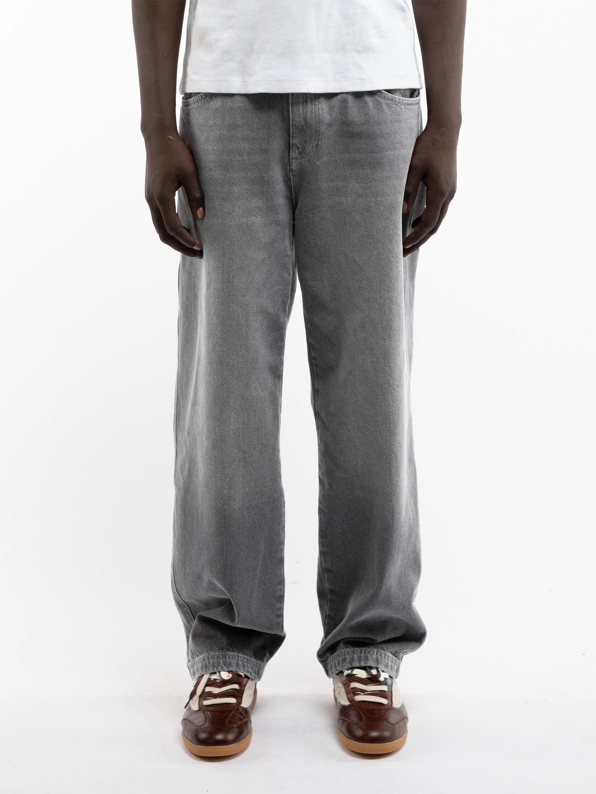 ESSENTIAL STRAIGHT FIT DENIM - WASHED GREY