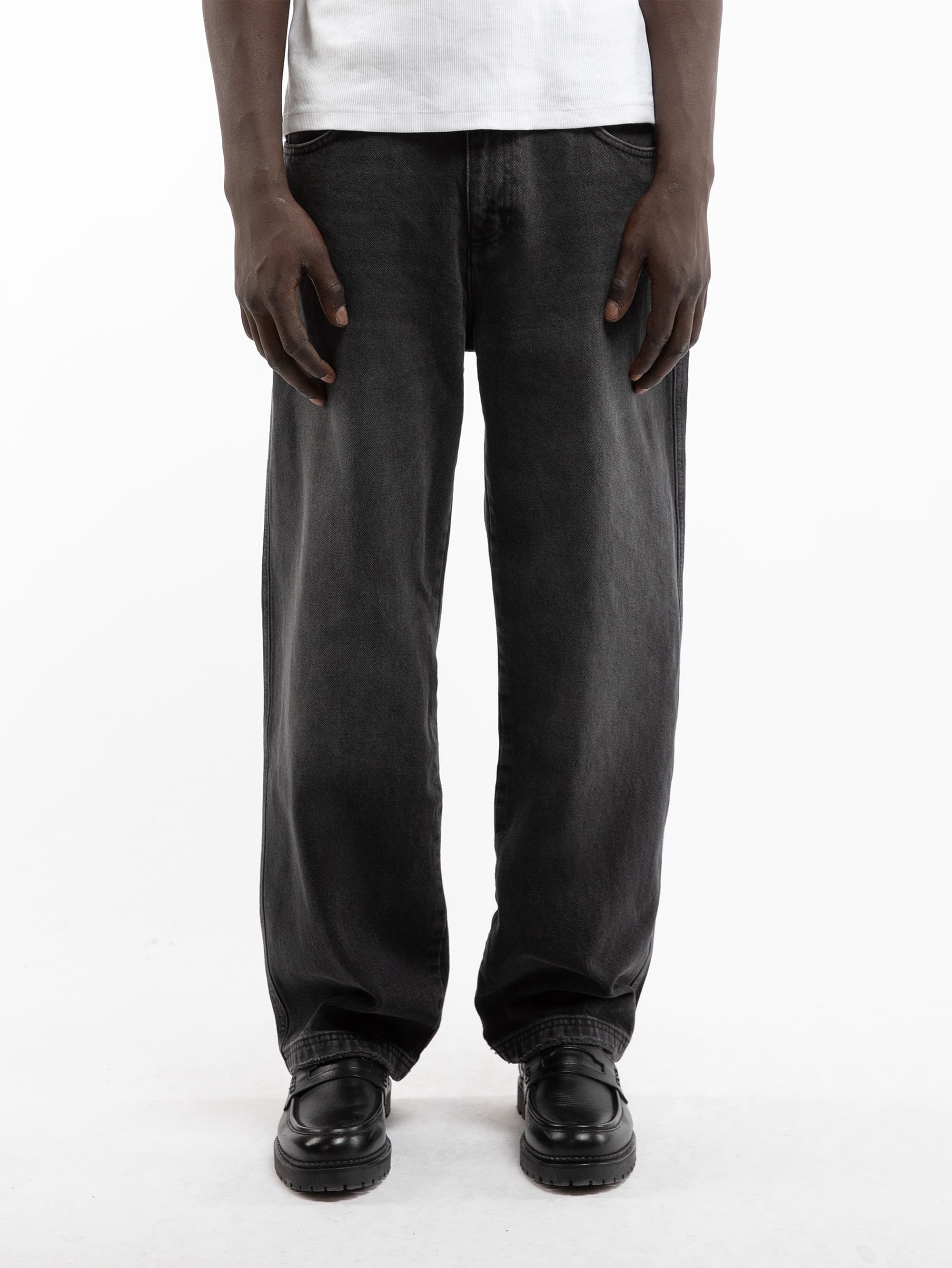 ESSENTIAL STRAIGHT FIT DENIM - WASHED BLACK