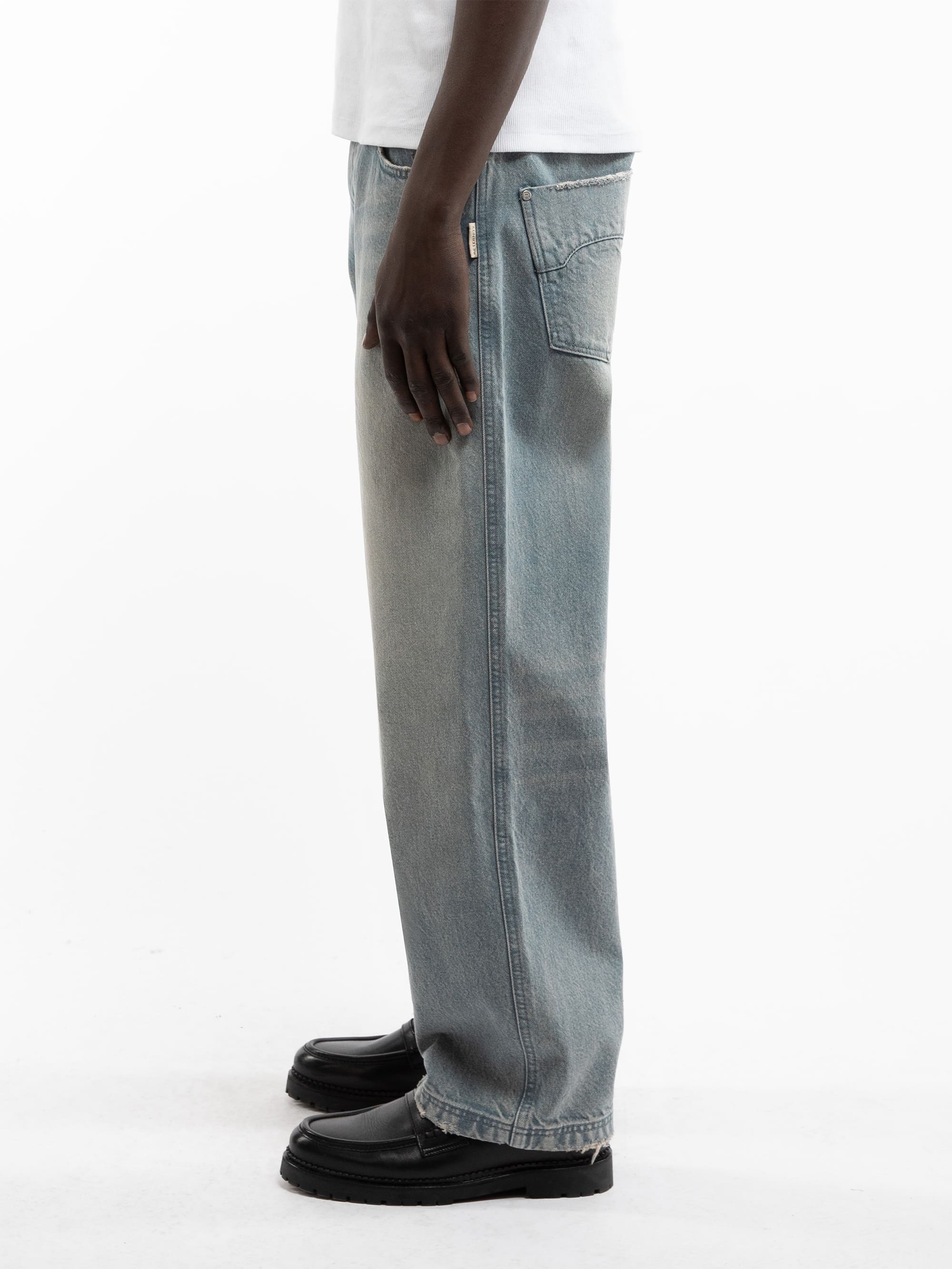 ESSENTIAL STRAIGHT FIT DENIM - LIGHT BLUE