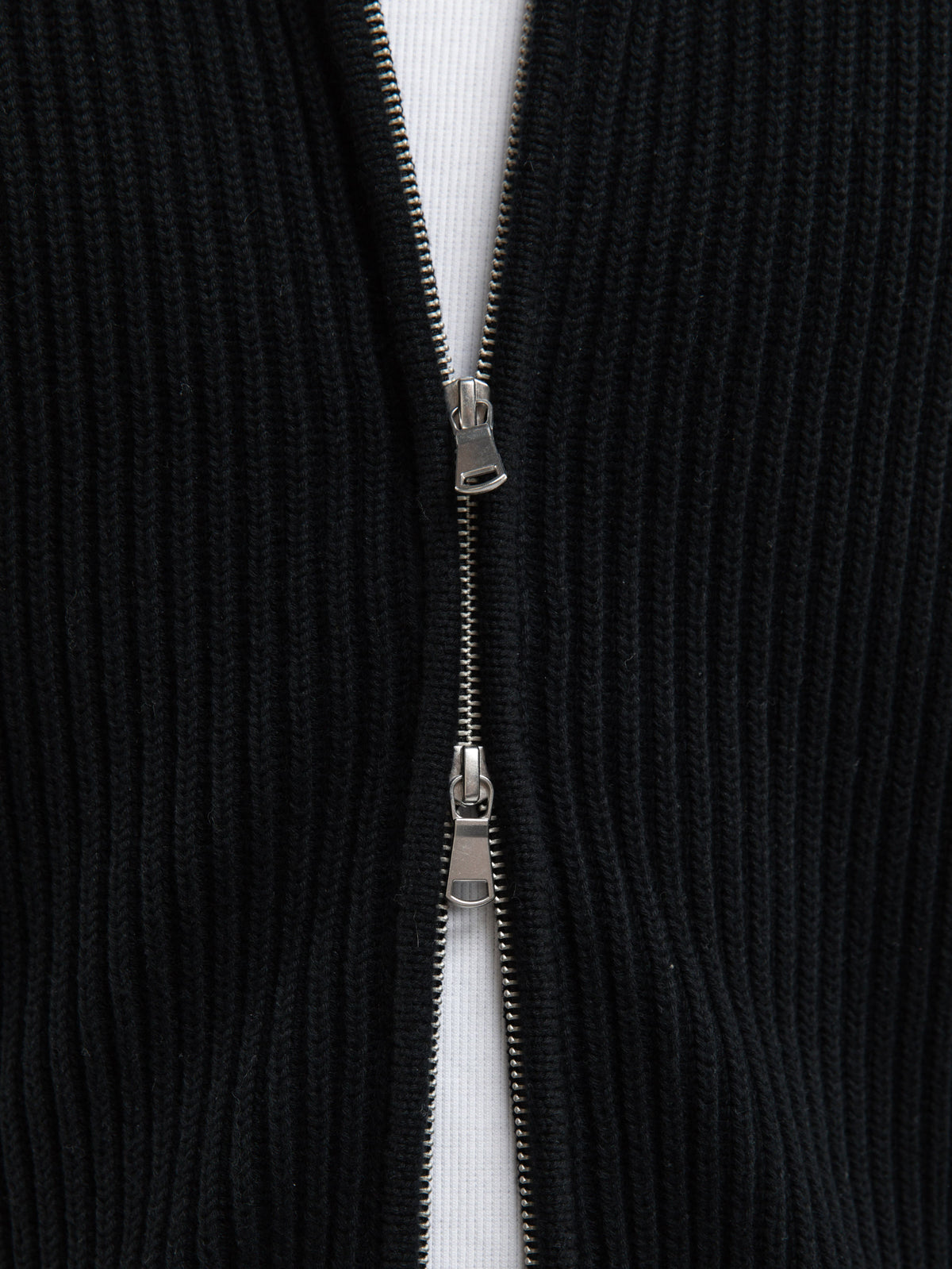 L’ATELIER LINE KNIT ZIPPER - BLACK