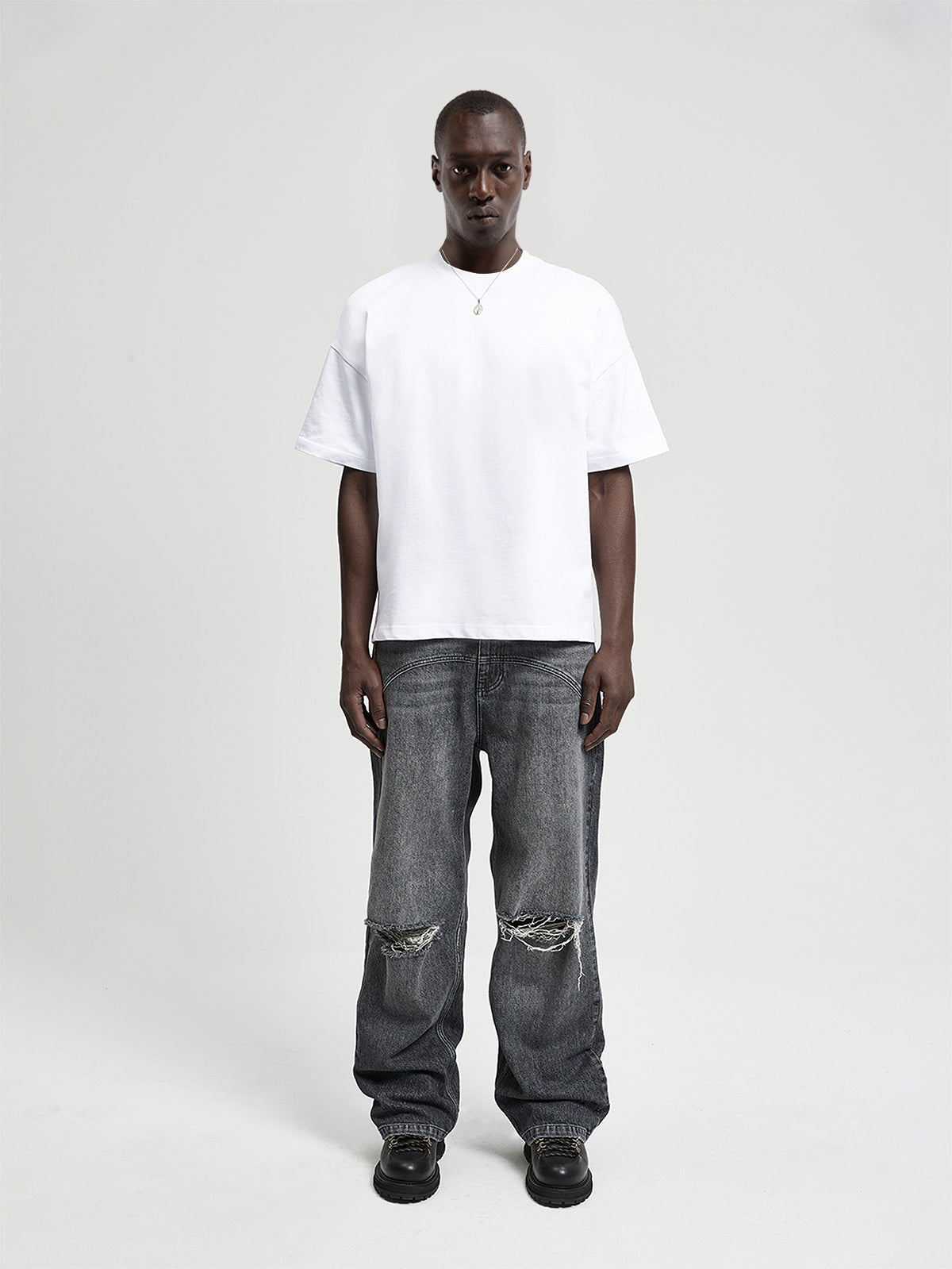 DESTROYED TROU DENIM - WASHED GREY