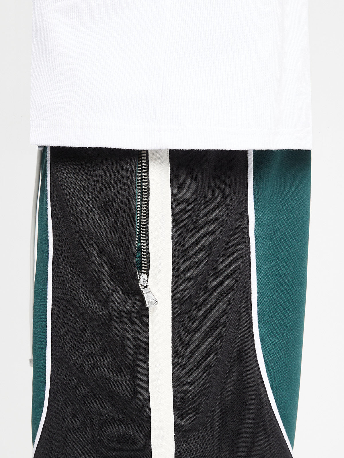 COURT SHORTS - BLACK/SMARAGD GREEN